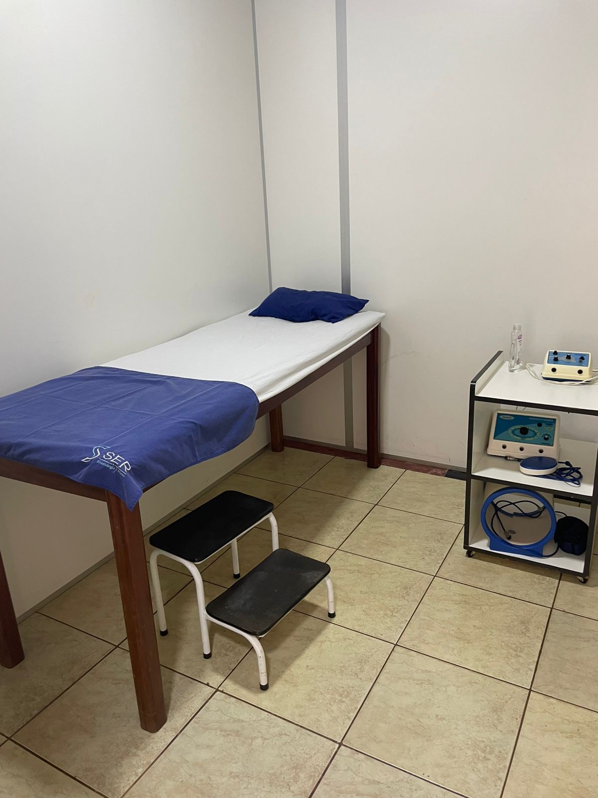Box de fisioterapia equipado con camilla profesional SER y equipamiento de electroterapia
