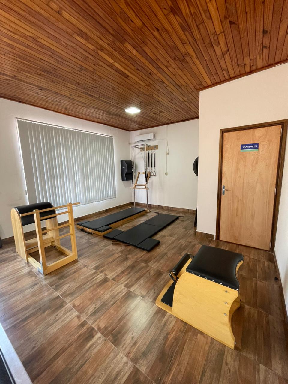Vista completa del estudio SER con equipamiento de Pilates, ladder barrel y colchonetas