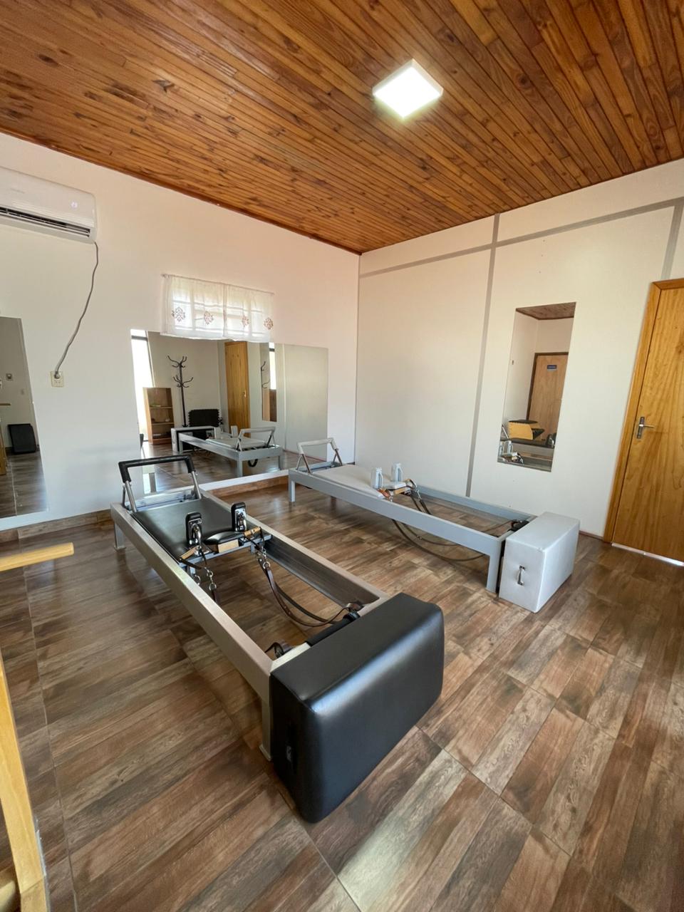 Estudio SER Kinesiología y Pilates - vista panorámica del estudio con equipamiento profesional