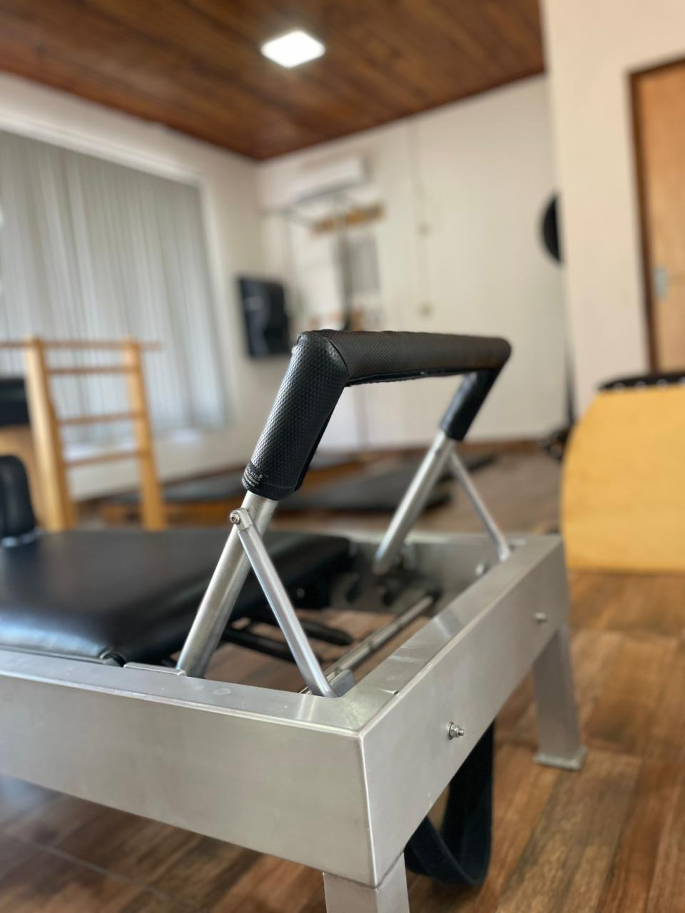 Detalle del reformer de Pilates con agarres profesionales