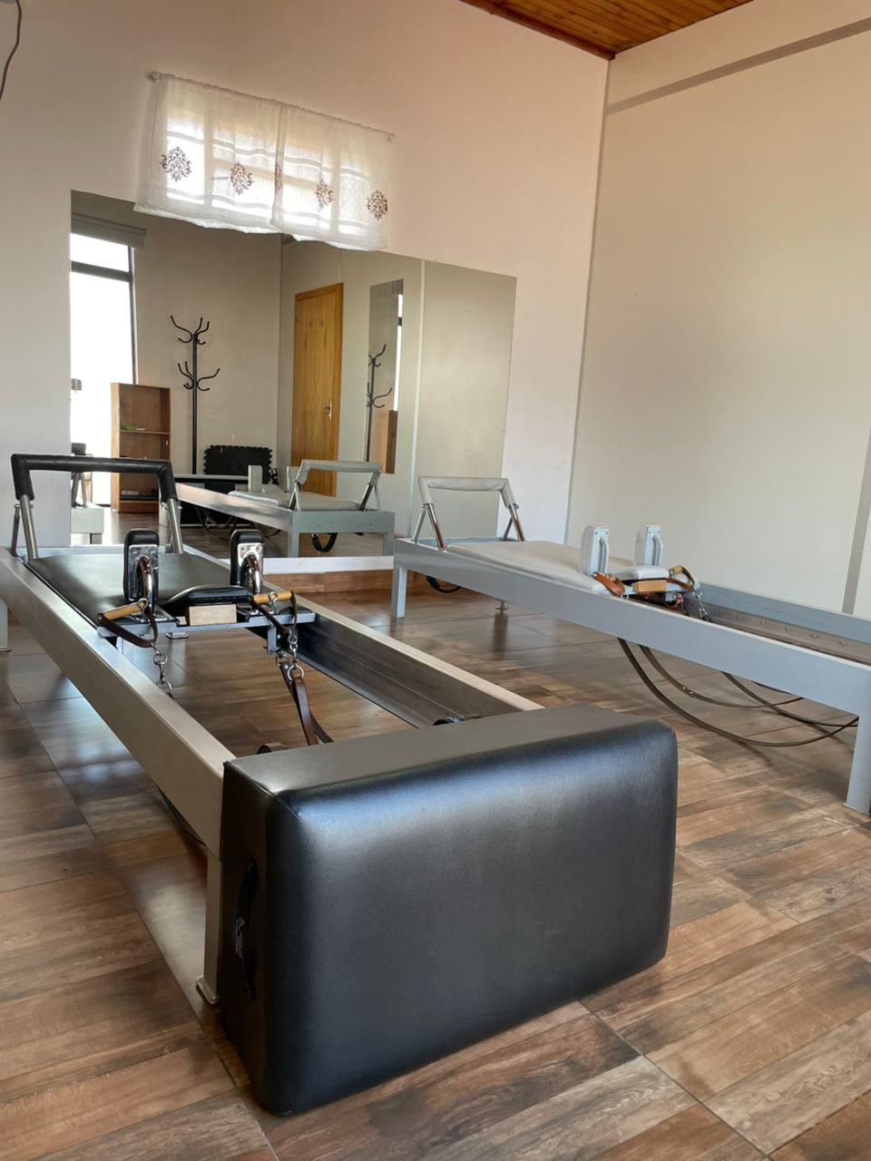 Reformers de Pilates profesionales con espejos en el estudio SER